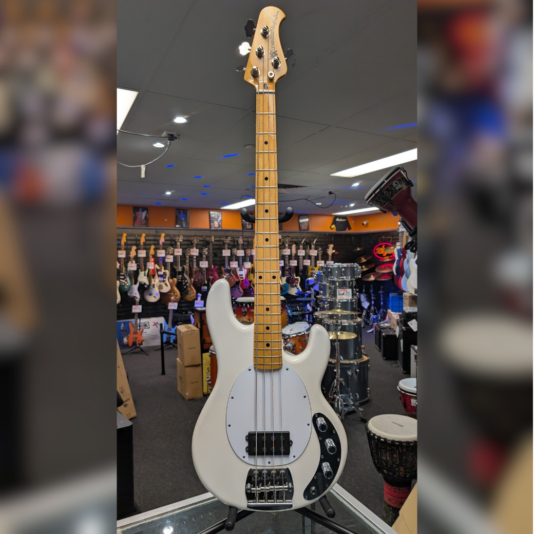 Ernie Ball Stingray 70s Retro White with Case (Secondhand)