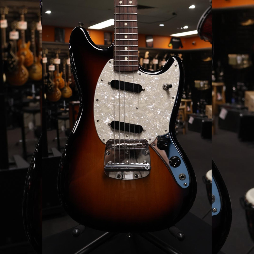 Fender American Performer Mustang 3-Tone-Sunburst with Gig Bag (Secondhand)